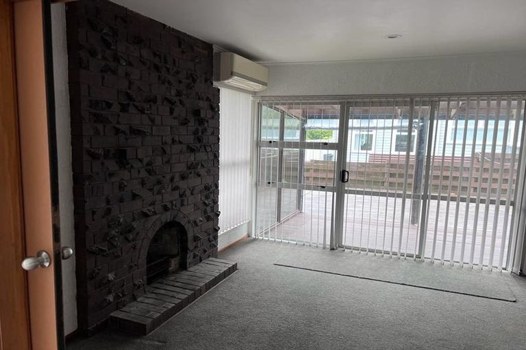 Photo of property in 35 Lantana Road, Green Bay, Auckland, 0604