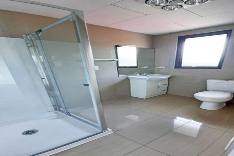 Photo of property in 5 Luxor Place, Massey, Auckland, 0614