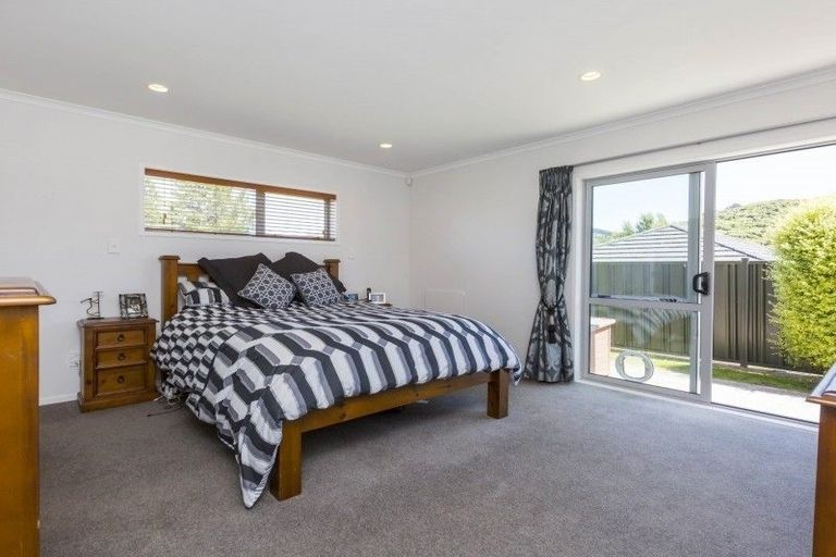 Photo of property in 22 Sunstone Crescent, Brown Owl, Upper Hutt, 5018