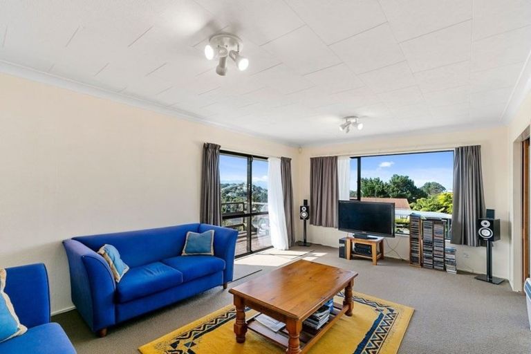 Photo of property in 23 Cheltenham Terrace, Newlands, Wellington, 6037