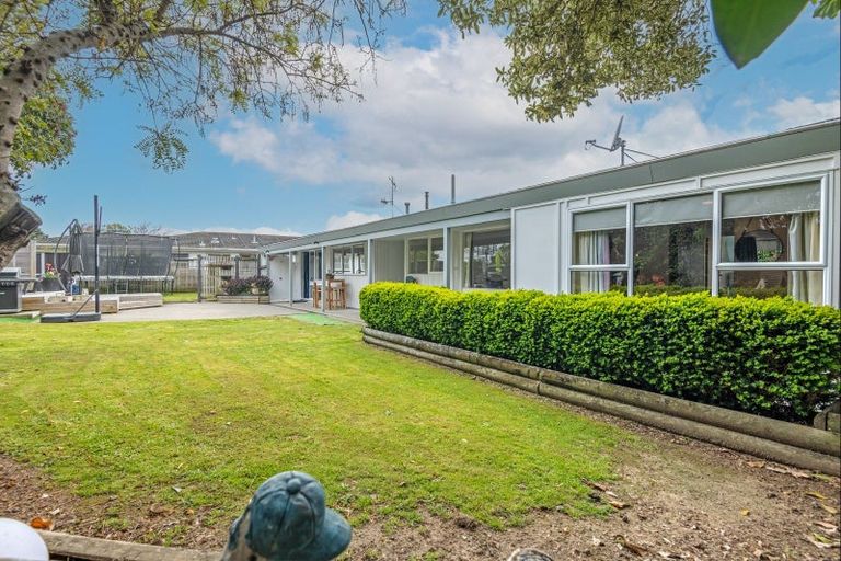 Photo of property in 52 Wikiriwhi Crescent, Awapuni, Palmerston North, 4412