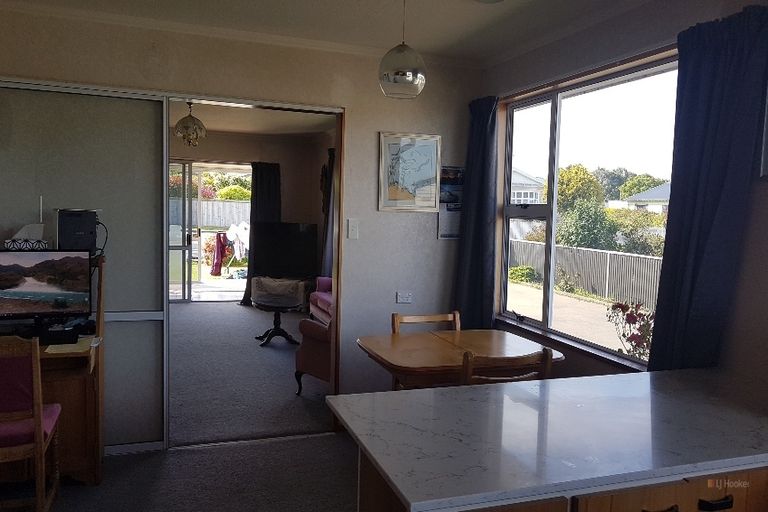 Photo of property in 19 Timaru Road, Waimate, 7924