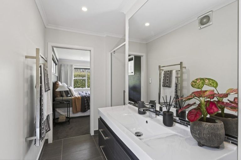 Photo of property in 5 Whitby Place, Westown, New Plymouth, 4310