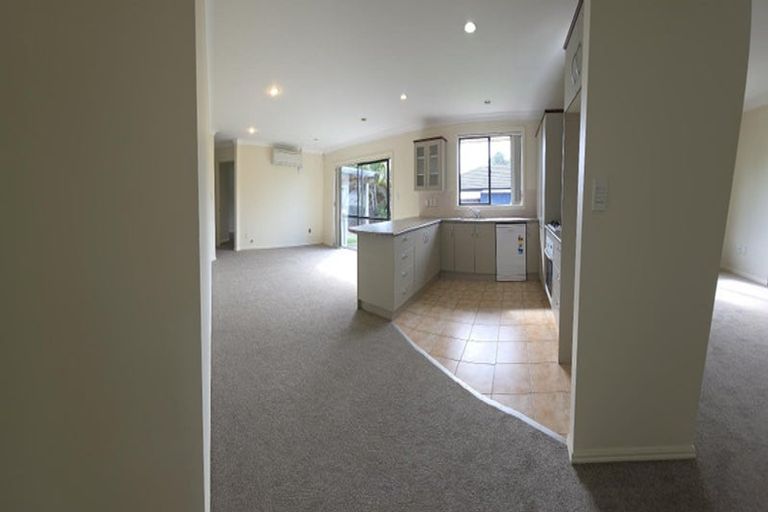 Photo of property in 14 Parkcrest Drive, Henderson, Auckland, 0612