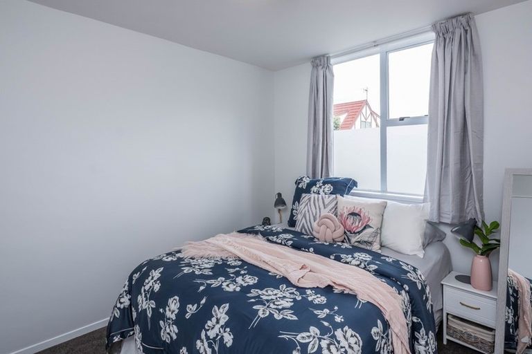 Photo of property in 1/127 Queens Drive, Lyall Bay, Wellington, 6022