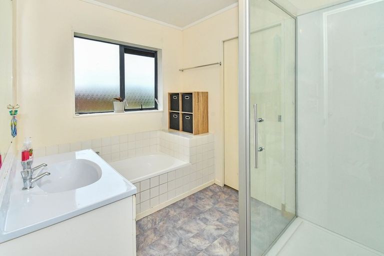 Photo of property in 20 Randwick Place, Randwick Park, Auckland, 2105