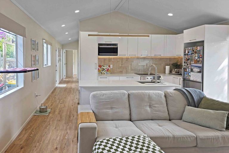 Photo of property in 86a Colwill Road, Massey, Auckland, 0614