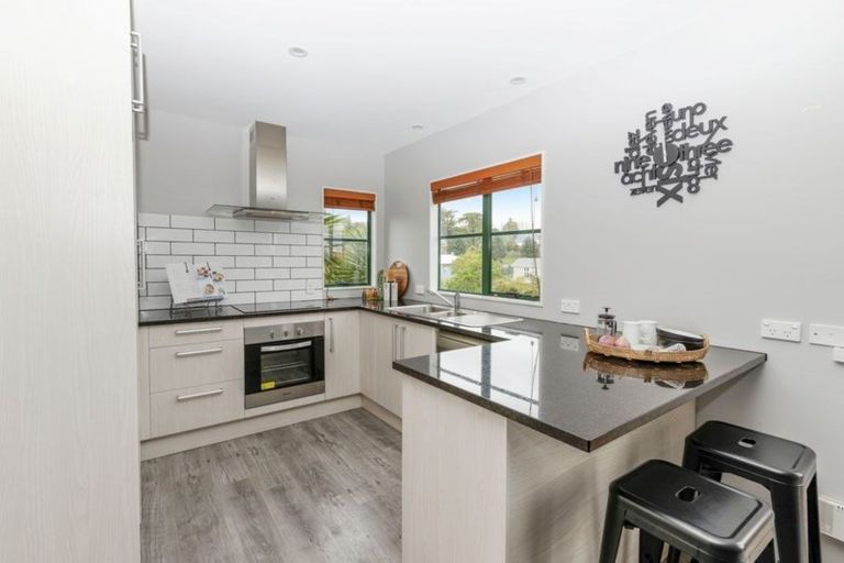 Photo of property in 5a Awaroa Road, Sunnyvale, Auckland, 0612