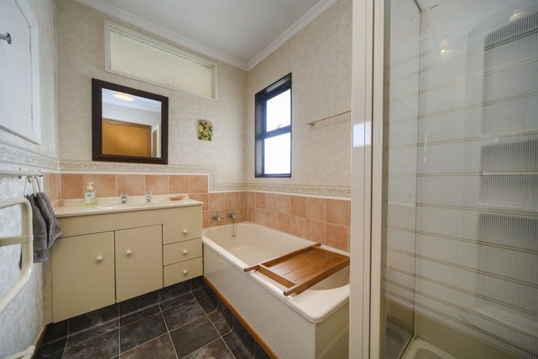 Photo of property in 16 Ashford Avenue, Hokowhitu, Palmerston North, 4410