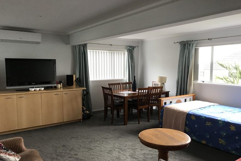 Photo of property in 6 Tadley Court, Goodwood Heights, Auckland, 2105