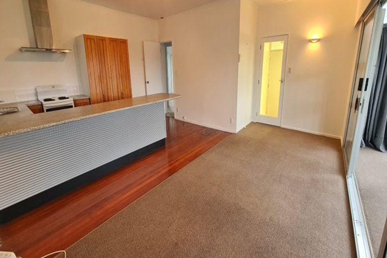 Photo of property in 10 Howard Road, Northcote, Auckland, 0627