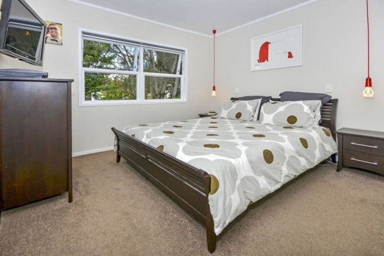 Photo of property in 1/649 Beach Road, Rothesay Bay, Auckland, 0630