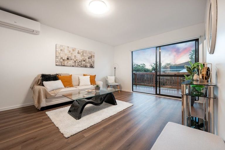 Photo of property in 2/17 Landsdale Place, Massey, Auckland, 0614