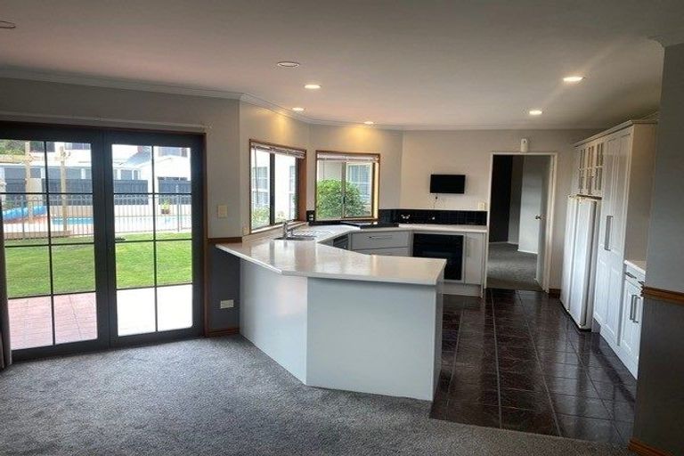 Photo of property in 11 Shelter Grove, Frankleigh Park, New Plymouth, 4310