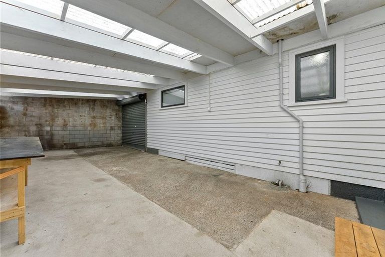 Photo of property in 9 Grainger Road, Te Atatu South, Auckland, 0610