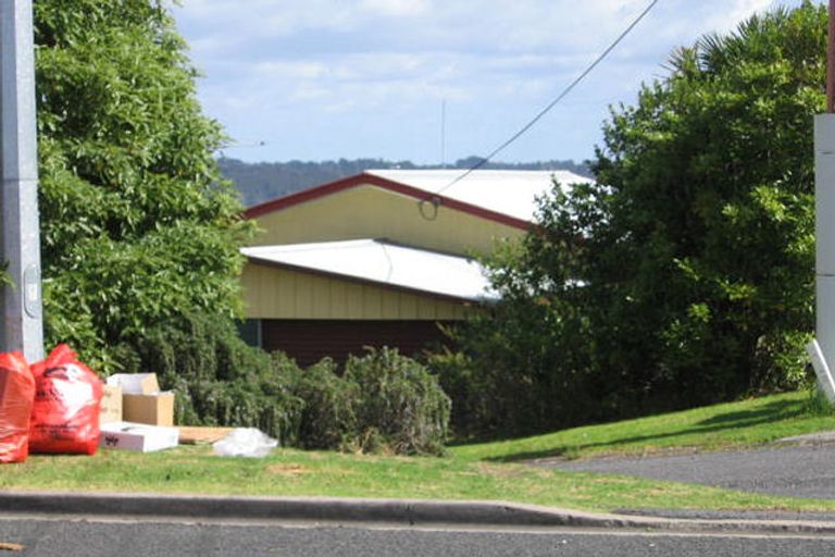 Photo of property in 2/130 Sunset Road, Unsworth Heights, Auckland, 0632