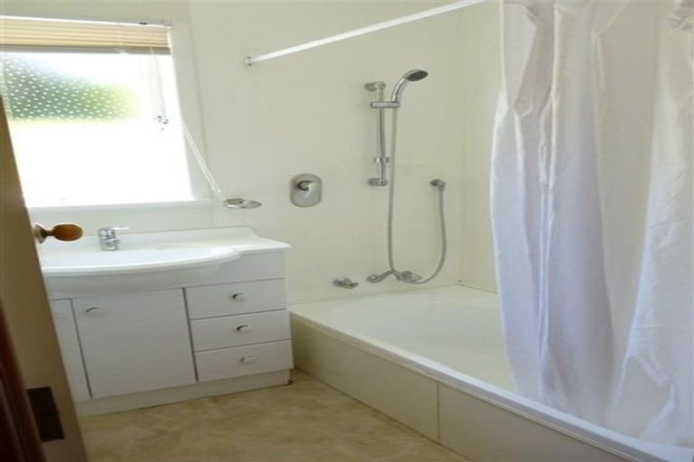 Photo of property in 4 Castaing Crescent, Te Atatu South, Auckland, 0610