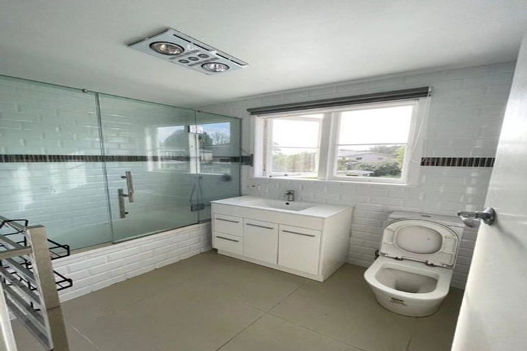 Photo of property in 21 Ribblesdale Road, Henderson, Auckland, 0612