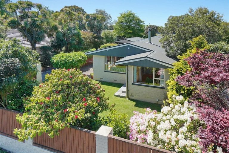 Photo of property in 8 Brookby Crescent, Avonhead, Christchurch, 8042