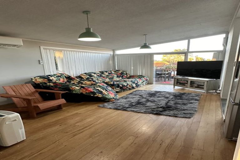 Photo of property in 6 Minton Place, Manurewa, Auckland, 2102