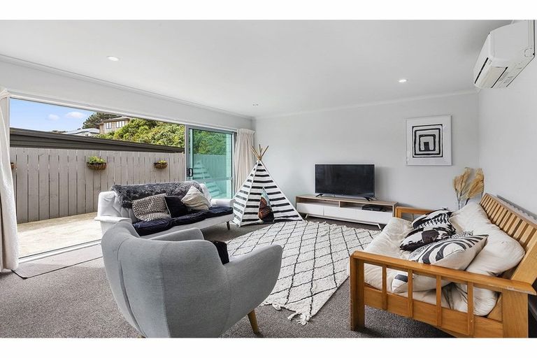 Photo of property in 19 Cresswell Place, Johnsonville, Wellington, 6037