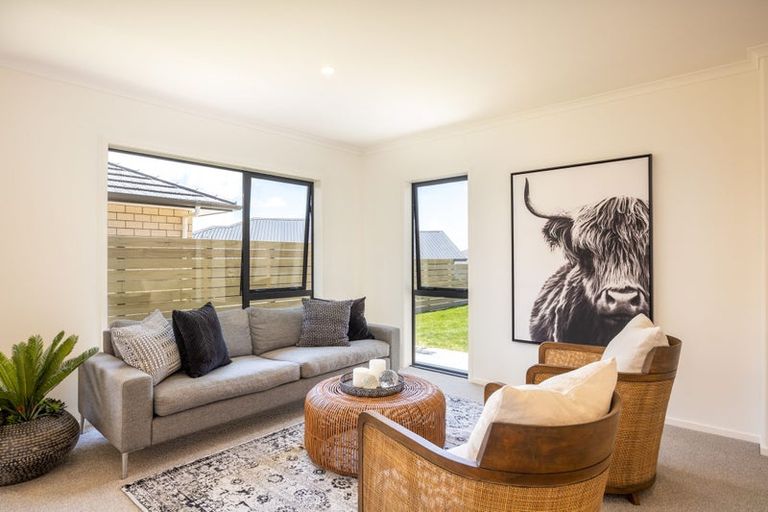 Photo of property in 8 Oakmont Crescent, Waiwhakaiho, New Plymouth, 4312
