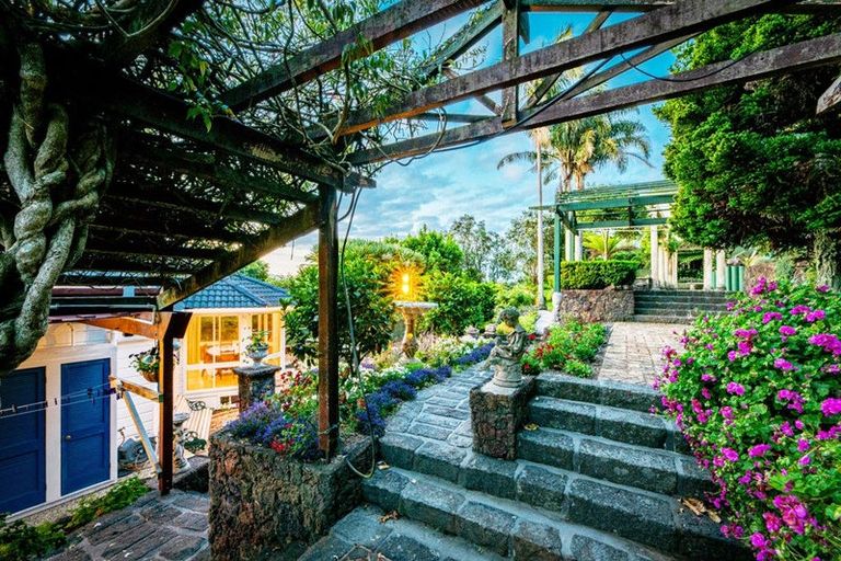 Photo of property in 32 Deane Avenue, Titirangi, Auckland, 0604