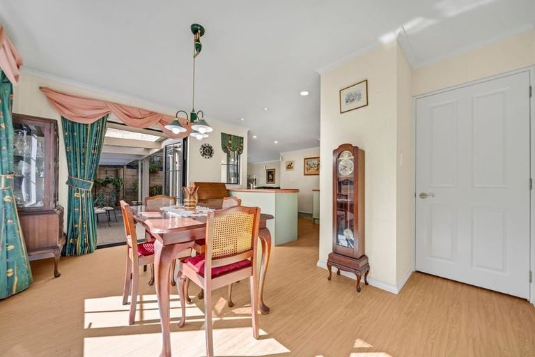 Photo of property in 5 Figtree Terrace, Goodwood Heights, Auckland, 2105