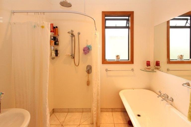 Photo of property in 1400 Woodstock Avenue, Mayfair, Hastings, 4122