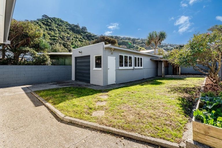 Photo of property in 38 Rua Street, Lyall Bay, Wellington, 6022