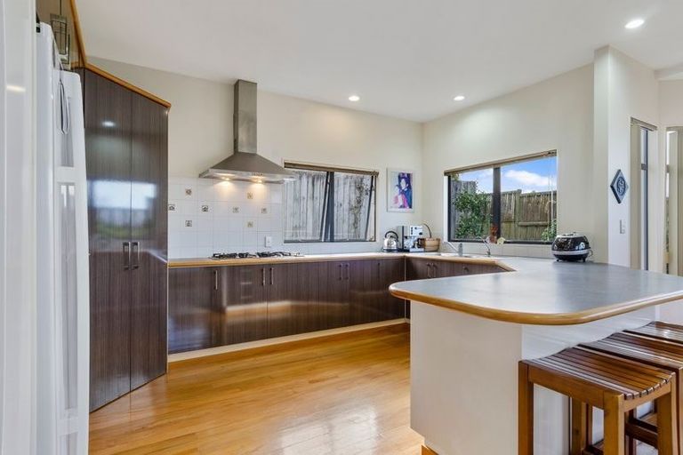 Photo of property in 28 St Clair Place, Browns Bay, Auckland, 0630