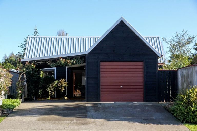 Photo of property in 51 Heta Road, Highlands Park, New Plymouth, 4312