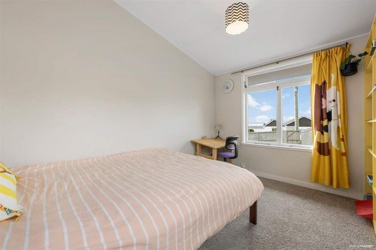 Photo of property in 1 Fowey Avenue, Te Atatu South, Auckland, 0610
