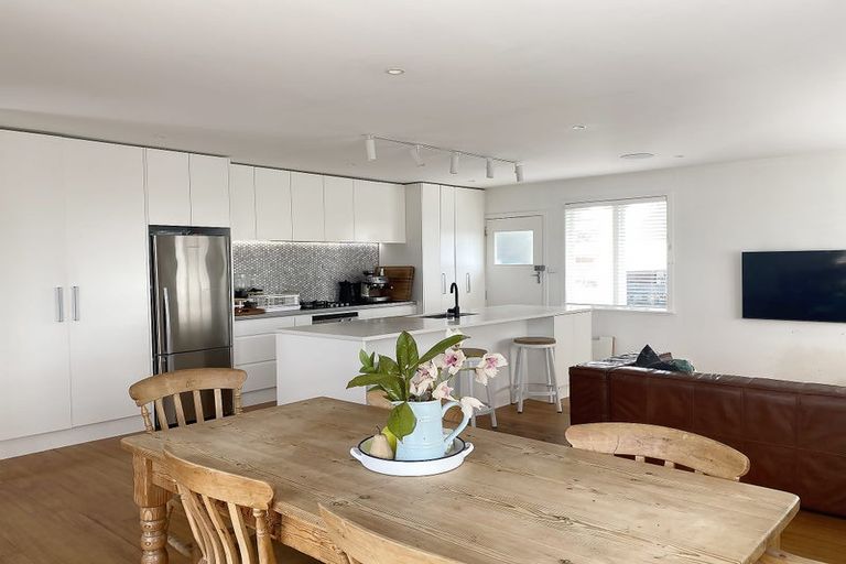 Photo of property in 8 Waipani Road, Te Atatu Peninsula, Auckland, 0610