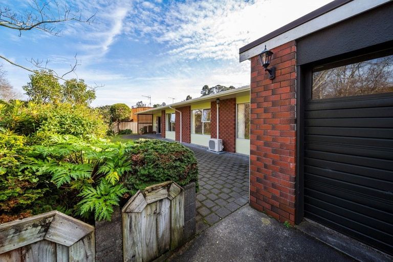 Photo of property in 8 Spencer Place, Merrilands, New Plymouth, 4312