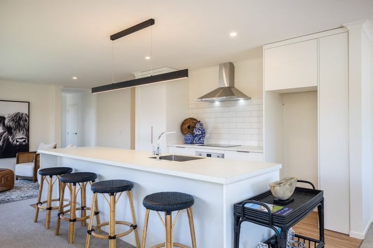 Photo of property in 8 Oakmont Crescent, Waiwhakaiho, New Plymouth, 4312