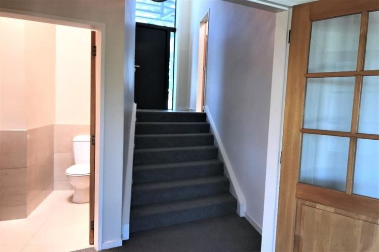 Photo of property in 16 Ridge Lane, New Plymouth, 4310