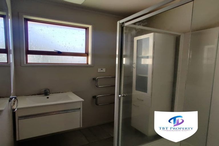 Photo of property in 2/41 Challen Close, Conifer Grove, Takanini, 2112