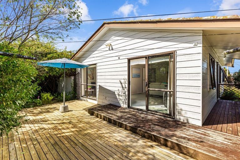 Photo of property in 1 Taipari Road, Te Atatu Peninsula, Auckland, 0610