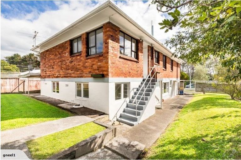 Photo of property in 12 Godley Road, Green Bay, Auckland, 0604