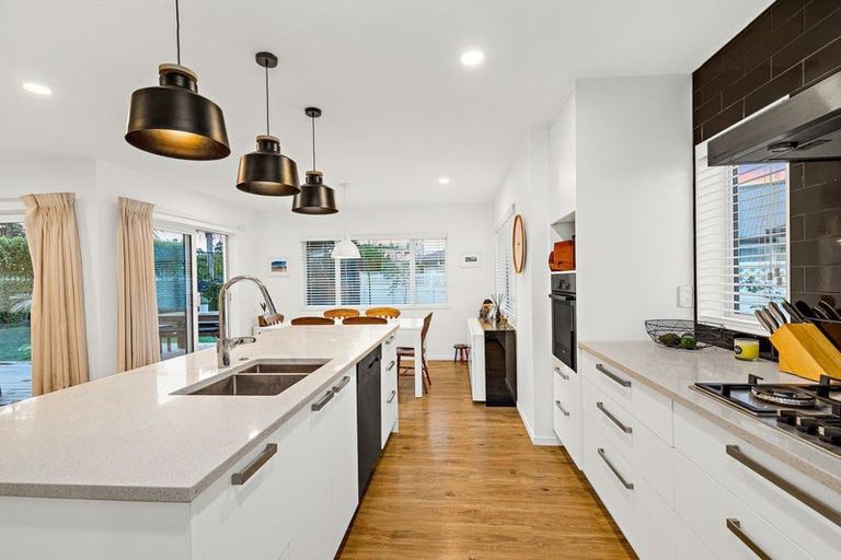 Photo of property in 11 Dida Park Drive, Kumeu, 0810