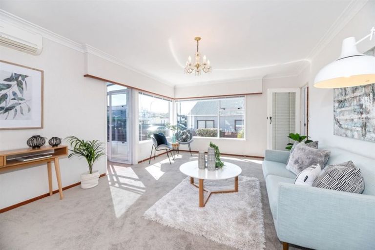Photo of property in 1/10 Shakespeare Road, Milford, Auckland, 0620