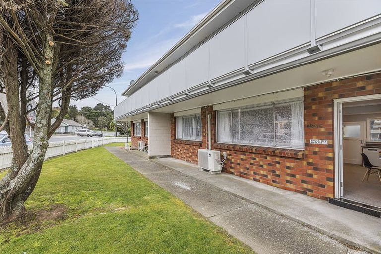 Photo of property in 2/246 Main Road, Tawa, Wellington, 5028