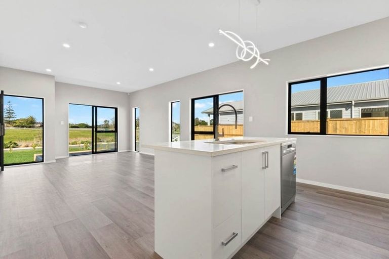 Photo of property in 111 Mutetai Road, Clarks Beach, 2122