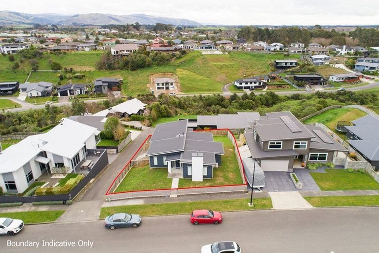 Photo of property in 23 Vaucluse Heights, Fitzherbert, Palmerston North, 4410