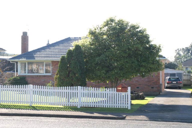 Photo of property in 136 Robertson Road, Mangere East, Auckland, 2024