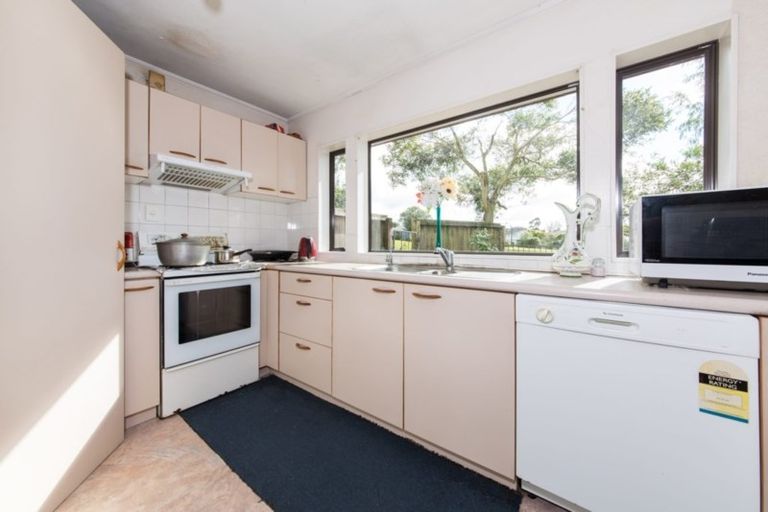 Photo of property in 4 Heversham Place, Glendene, Auckland, 0602