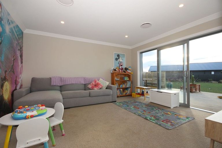 Photo of property in 15 Court Of Ascot, Seaward Bush, Invercargill, 9812