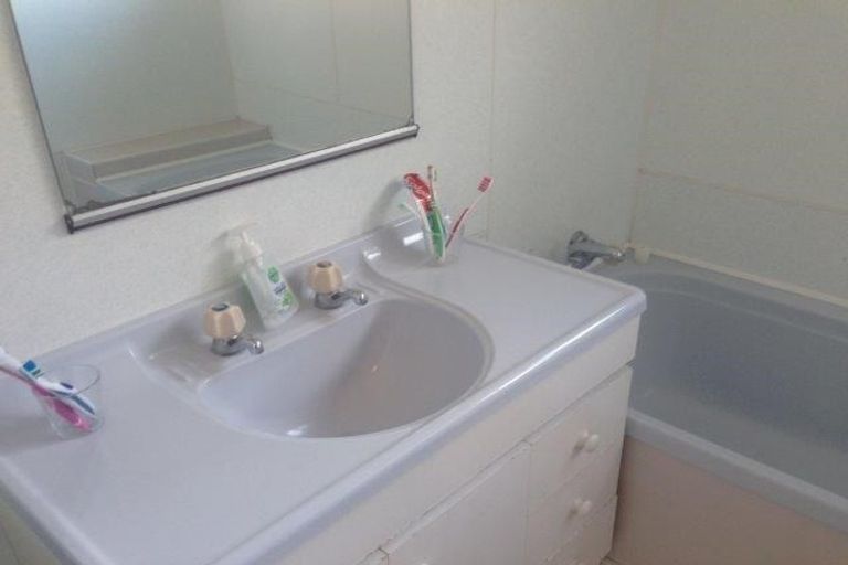 Photo of property in 11 Wynyard Crescent, Fernhill, Queenstown, 9300