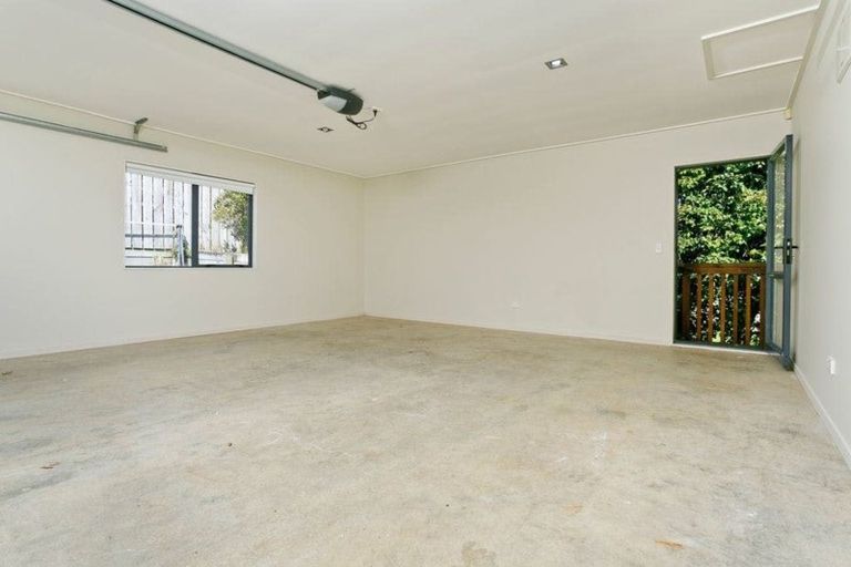 Photo of property in 229a Wairau Road, Totara Vale, Auckland, 0627